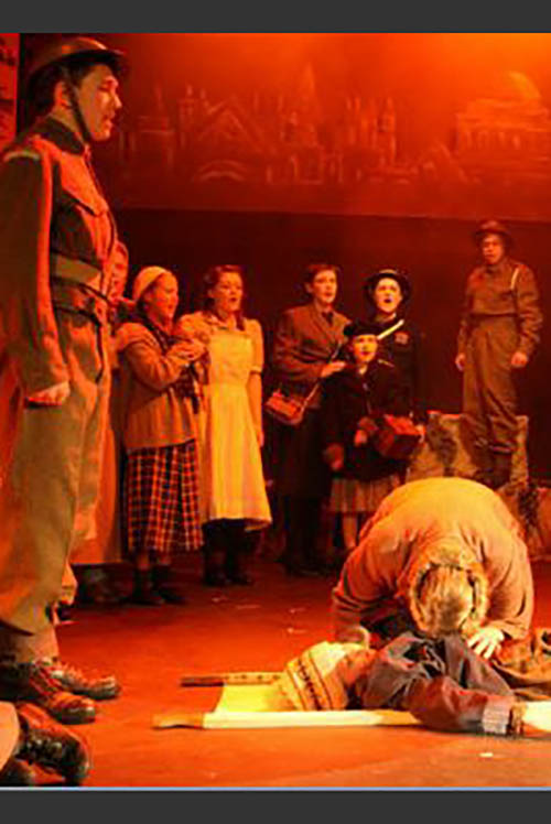 Chorus and soldiers in Blitz scene