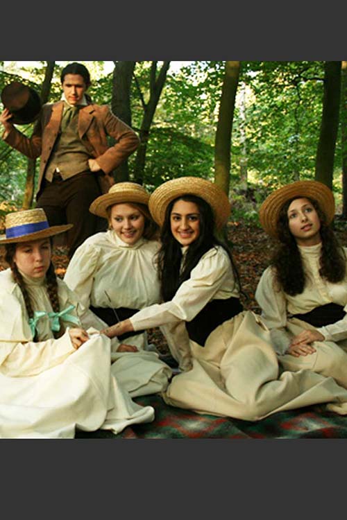 Picnic at Hanging Rock- girls at the picnic in whitedresses with straw hats